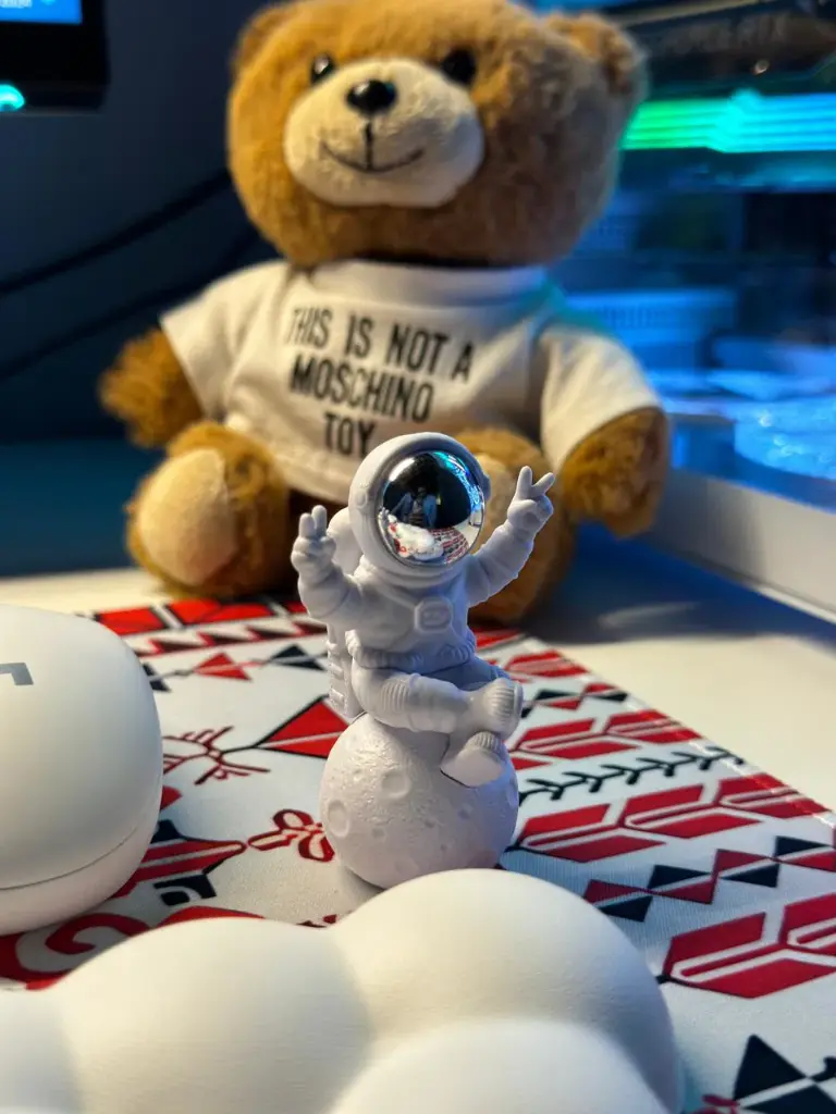 Creative astronaut design for car decoration 