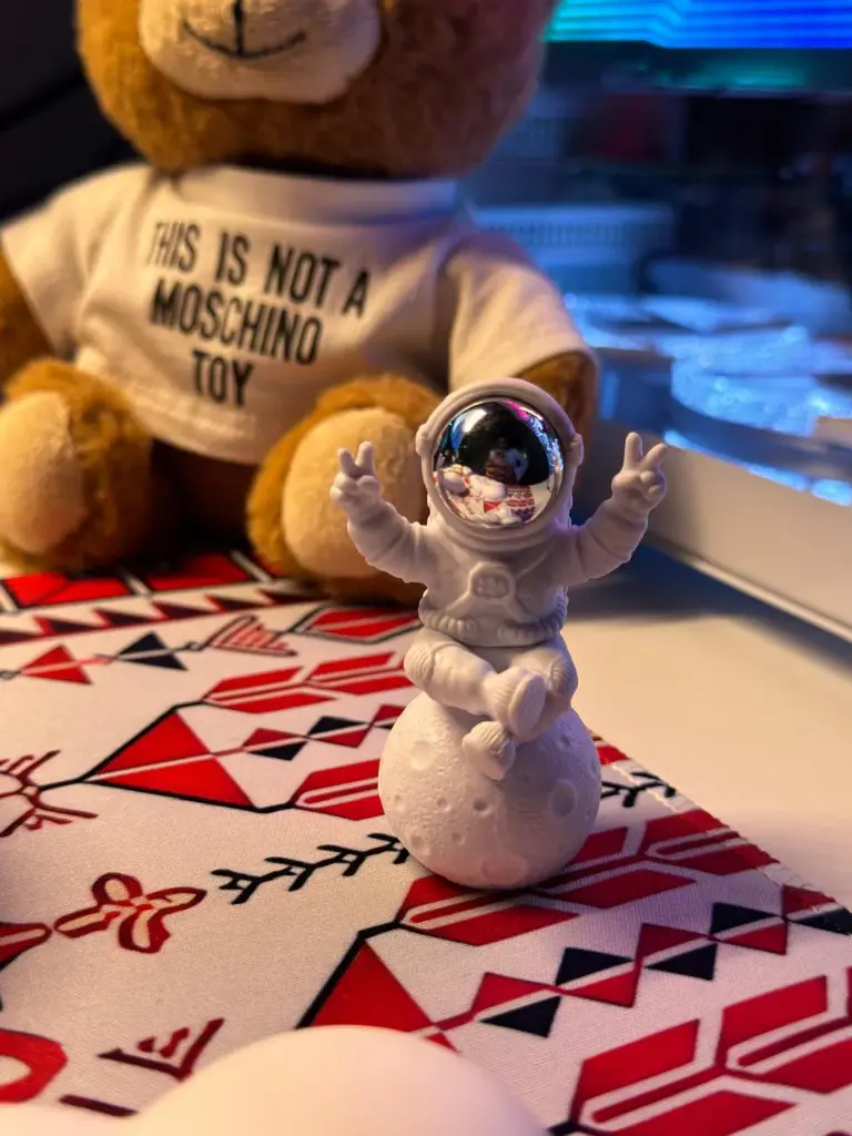 Creative astronaut design for car decoration 